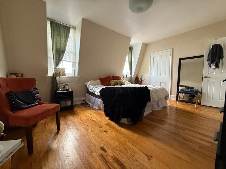 Primary Bedroom - 988 N 5th St