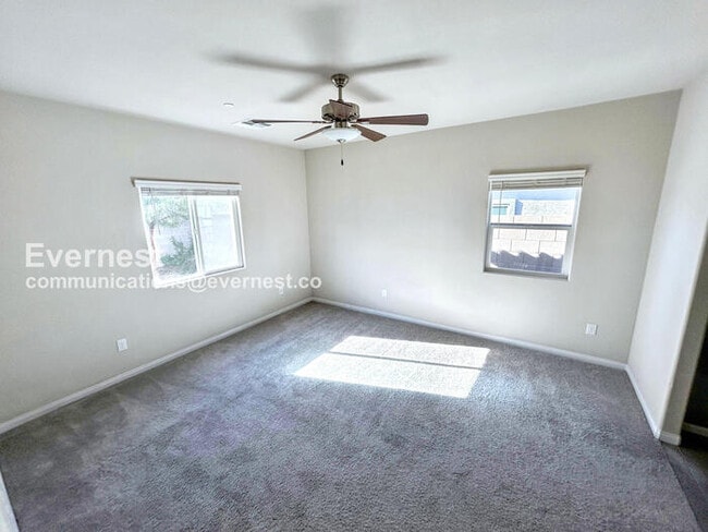 Building Photo - 3 Bed, 2 Bath Home with Fenced Yard & Garage / Available Now!