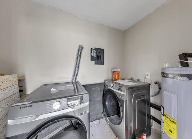 Building Photo - 460 School Ave