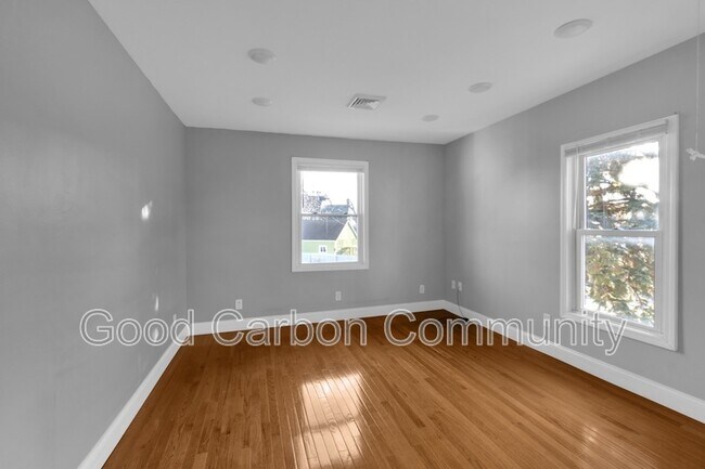 Building Photo - 84 Crane St