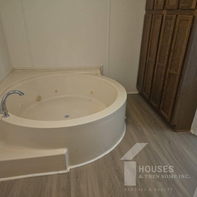 Building Photo - 214 Double Bridge Rd