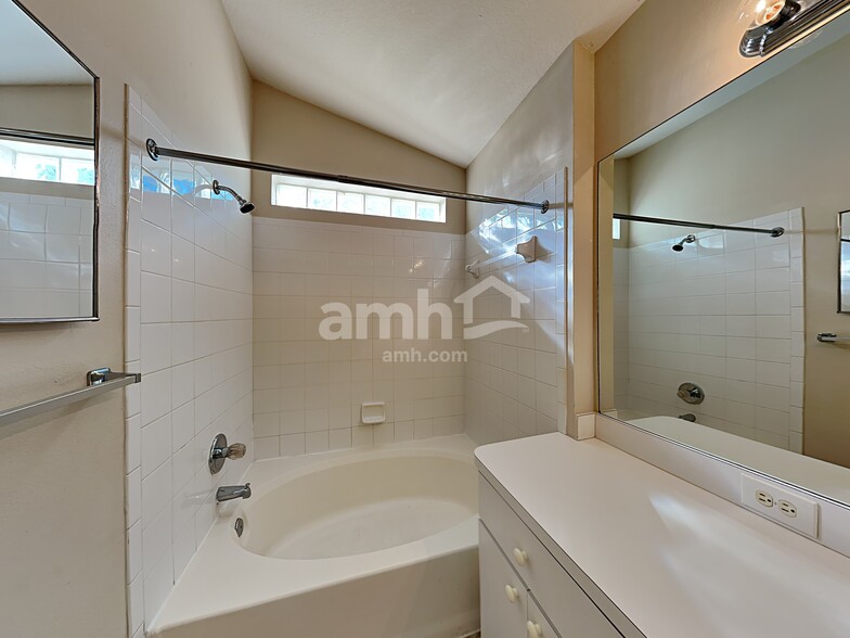 Building Photo - 6803 Summer Cove Dr