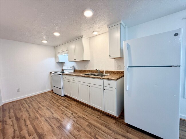 Building Photo - 232 S Tesch St