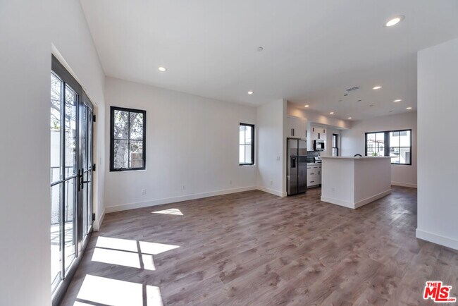 Building Photo - 1024 1/2 Masselin Ave