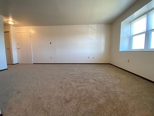 Building Photo - Spacious 2BR at Bellwood Manor! Great North Hills Location! Call Today!