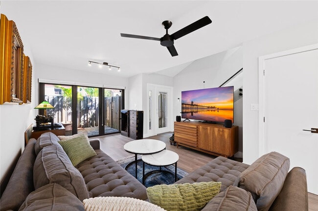 Building Photo - 340 City View Dr