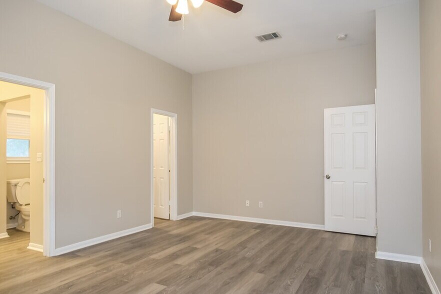 Building Photo - 200 Woodstone Dr