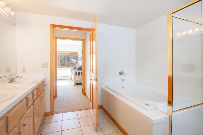 Building Photo - Evolve Real Estate: 3-6 Mos Lease Only Large Fully Furnished Condo Walking Distance to Keystone V...