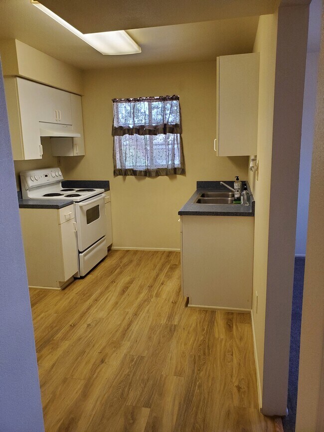 Kitchen - 2101 W H St