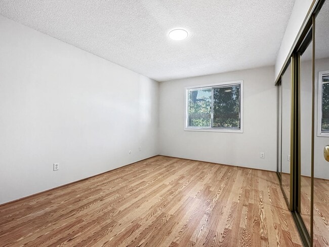 Building Photo - 8335 S Fairmount Dr