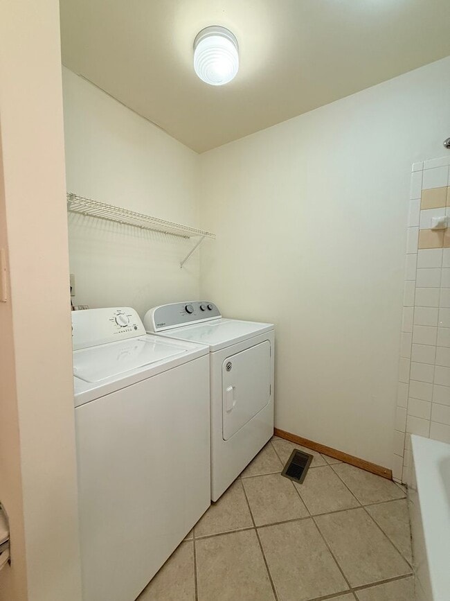 Building Photo - PRICE REDUCED! 2 Bedroom, 1.5 bath Townhou...