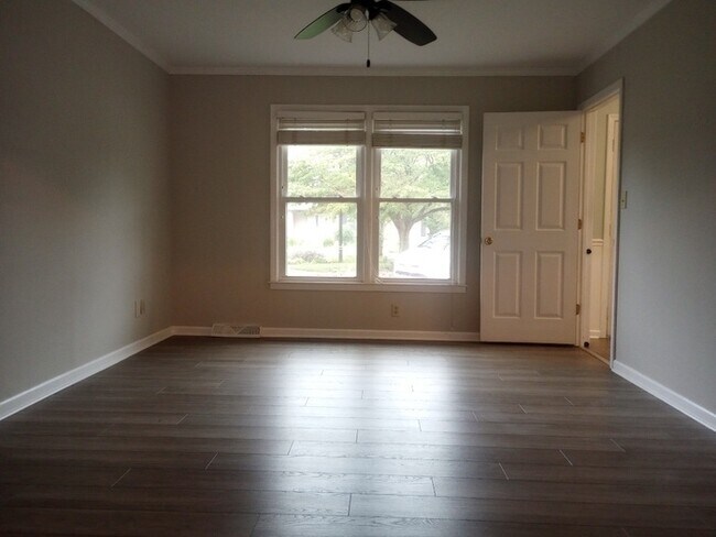 Building Photo - 3 Bedrooms 2.5 Bathrooms