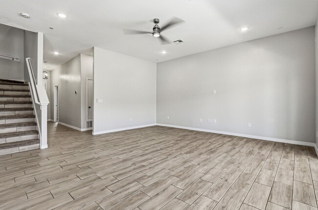 Building Photo - 629 La Entrada Cir