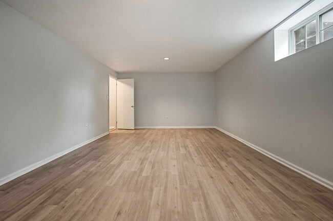 Building Photo - 142 Thames Dr