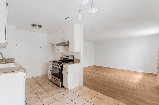 Building Photo - Chatsworth Rent This Now