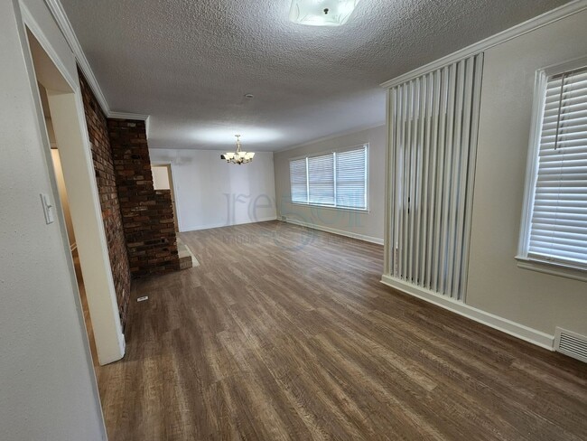 Building Photo - Compeltely Remodeled 3 Bedroom 3 Bathroom