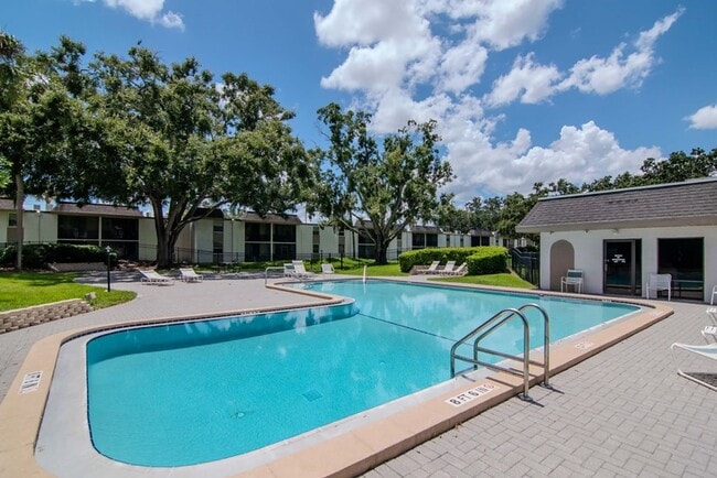 Building Photo - Ground Floor - Corner/End Unit - Upgraded ...