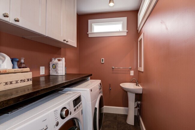 Building Photo - 3 Bed 2.5 Bath - Takoma Park Craftsman - Spacious Rear Deck