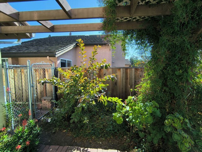 Building Photo - BEAUTIFUL TWO LEVEL 4BD/3BA HOME AVAILABLE IN MILPITAS, CA !!!!!!