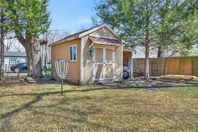 Building Photo - 212 N Grand Ave