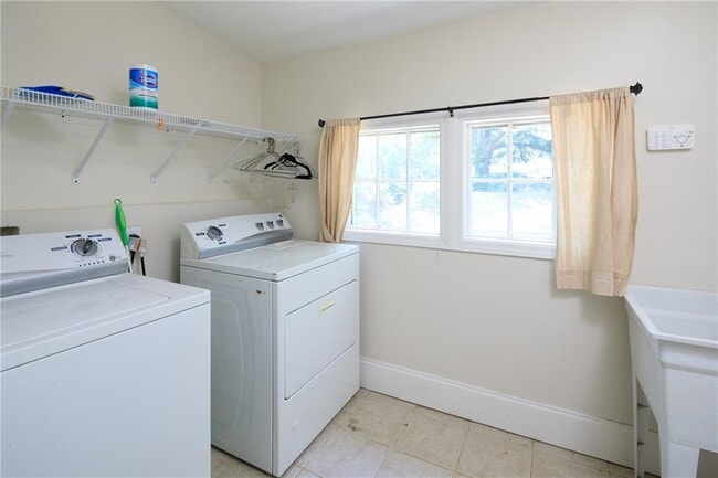 Building Photo - 1656 Hosea L Williams Dr SE