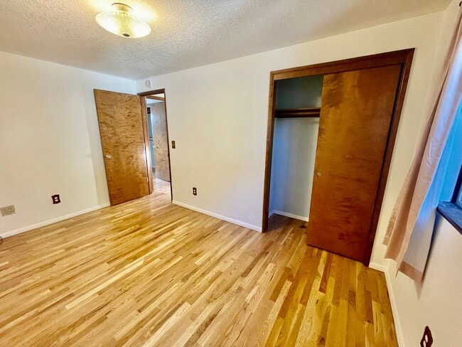 Building Photo - Beautiful 2bd/1bath South Tabor Home with ...