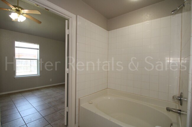 Building Photo - Modern Comforts & Great Location – Elms Ru...