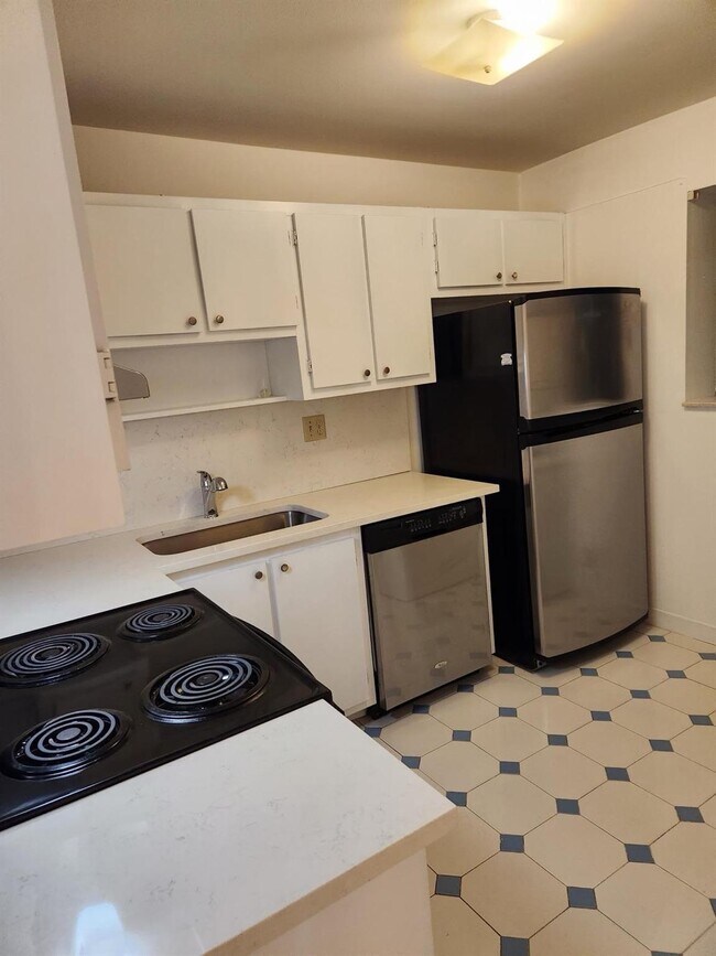 Building Photo - 511 Gardens Dr