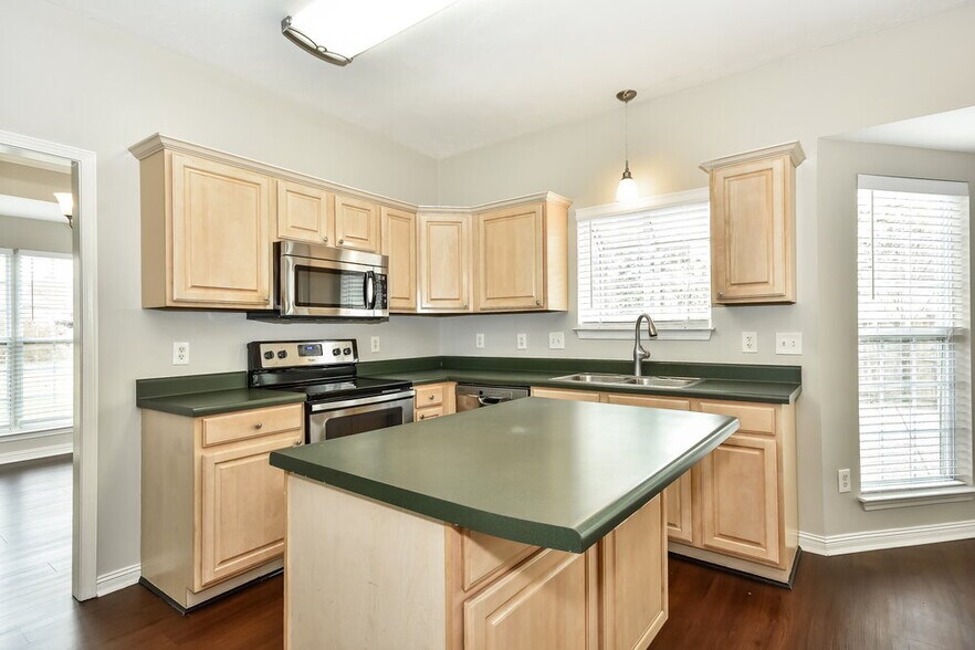 Building Photo - 601 Mable Dr