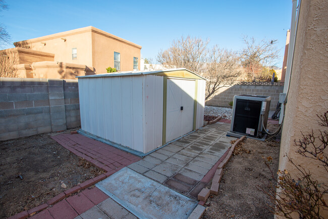 Building Photo - 10513 Camino Del Oso NE