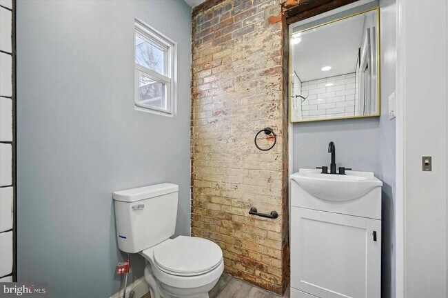 Building Photo - 611 E Wishart St