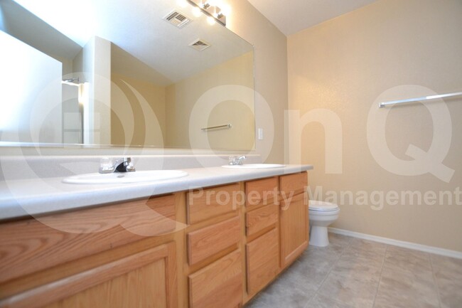 Building Photo - 699 E Springfield Pl