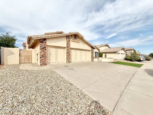 Building Photo - 2718 E Bighorn Ave