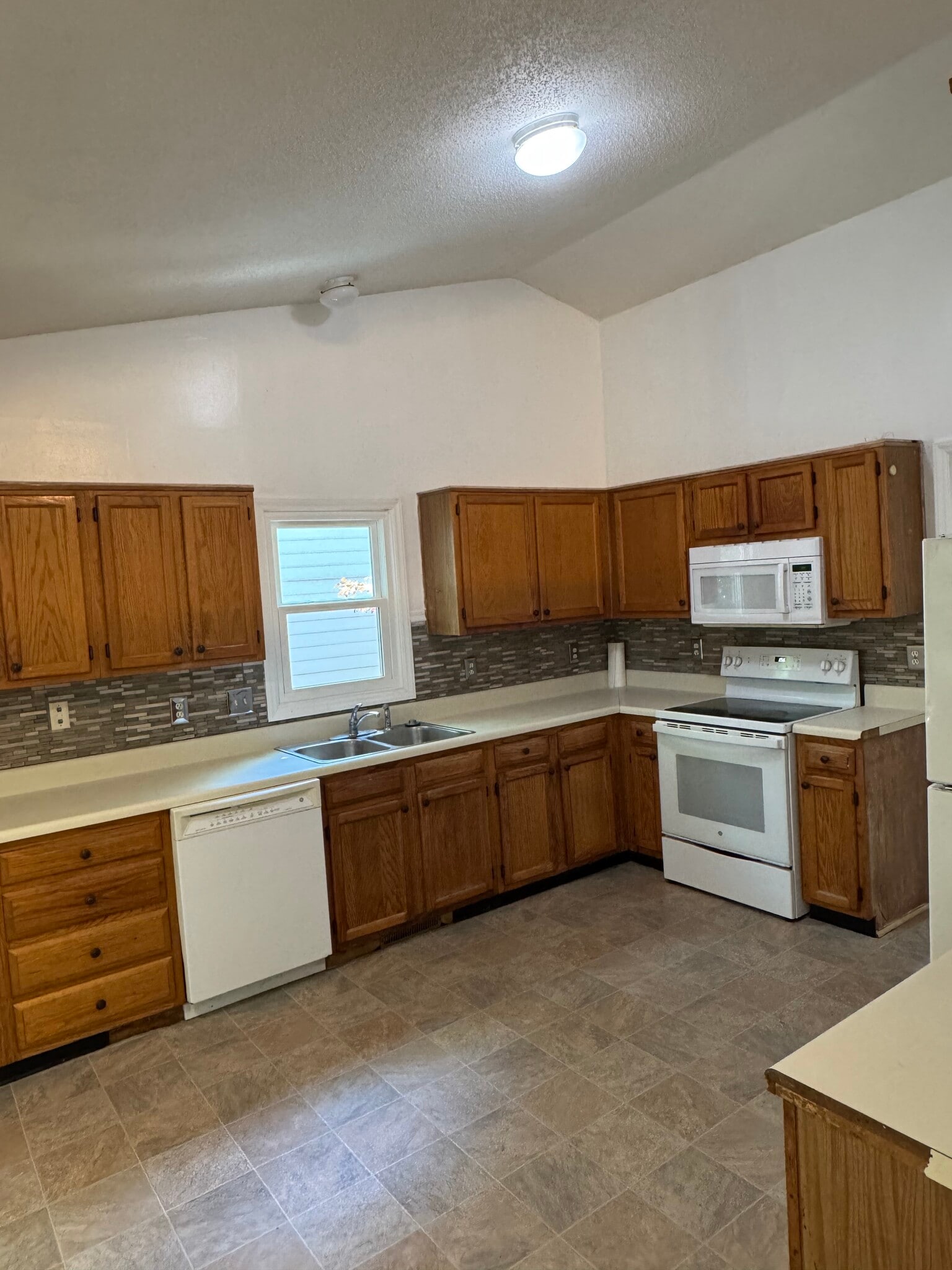 Kitchen Appliance View - 632 Penncross Dr