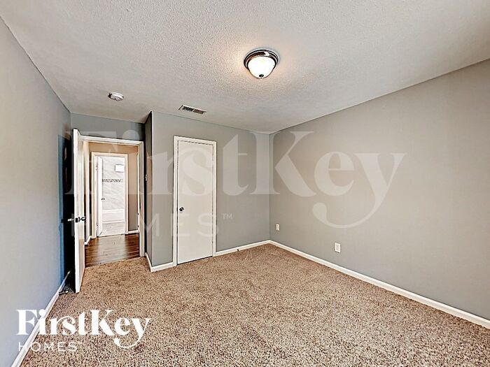 Building Photo - 626 Warren St