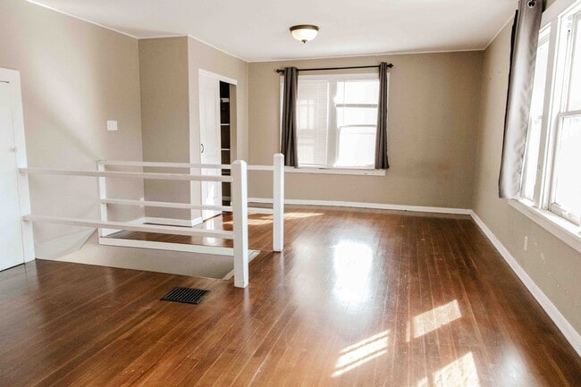 Building Photo - Charming 3 Bedroom Home with Hardwood Floo...