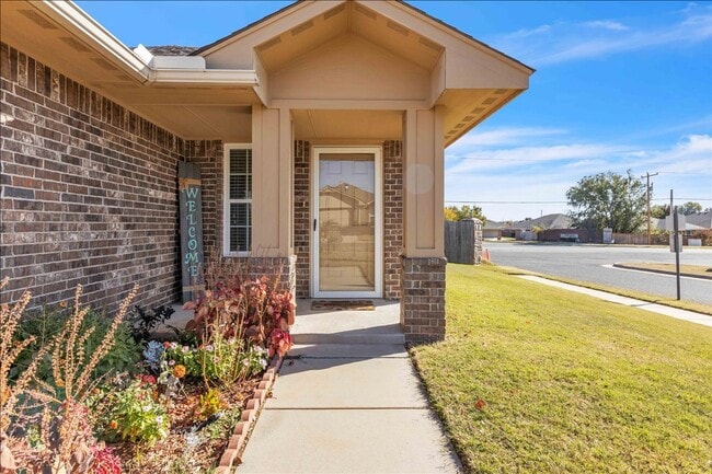 Building Photo - Adorable Cozy Home in Yukon (Mustang Schools)