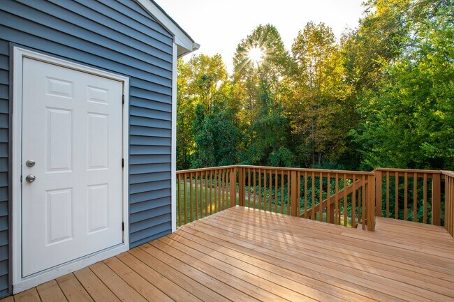 Building Photo - Bright & Spacious End-Unit Townhome in Flo...