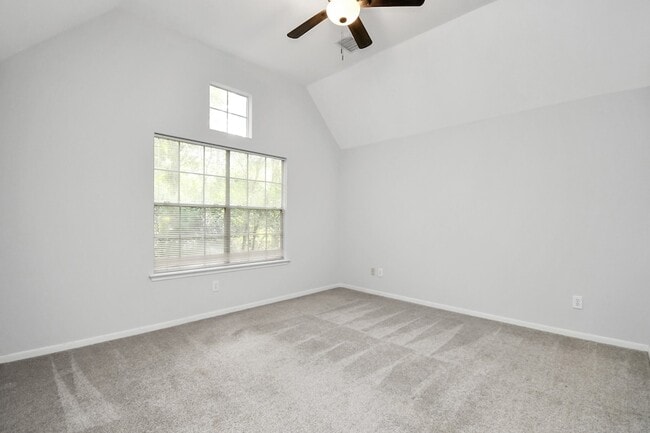 Building Photo - 60 Lakeridge Ct