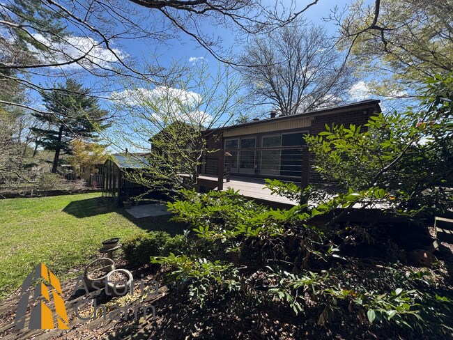 Building Photo - Spacious 5 Bedroom 3 Bath + Den Single Family Detached Home