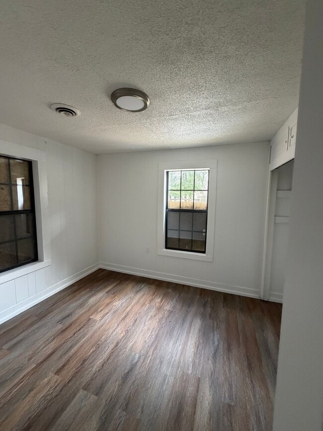 Building Photo - 3081 Sunrise St