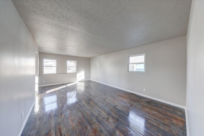 Building Photo - 1367 W Pruitt St