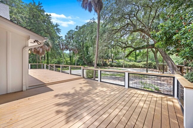 Building Photo - Available 6/15. Stunning, Fully-Rennovated...
