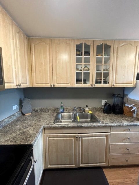 Kitchen with stainless steel double sinks - 1521 Alexander St