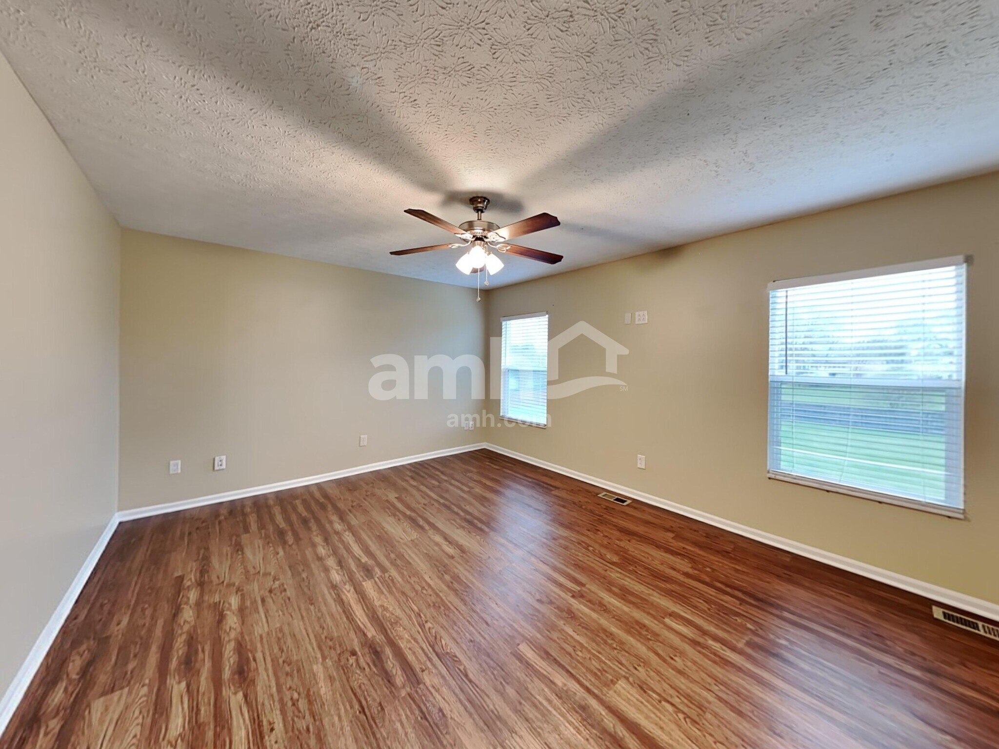 Building Photo - 4024 Walnut Crossing Dr