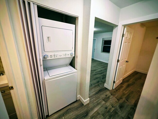 Building Photo - LC 13:22-24 SW 10th St