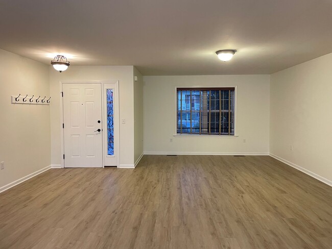 Building Photo - Beautiful 3 bedroom 2 bathroom Rancher in Great Manheim Location!