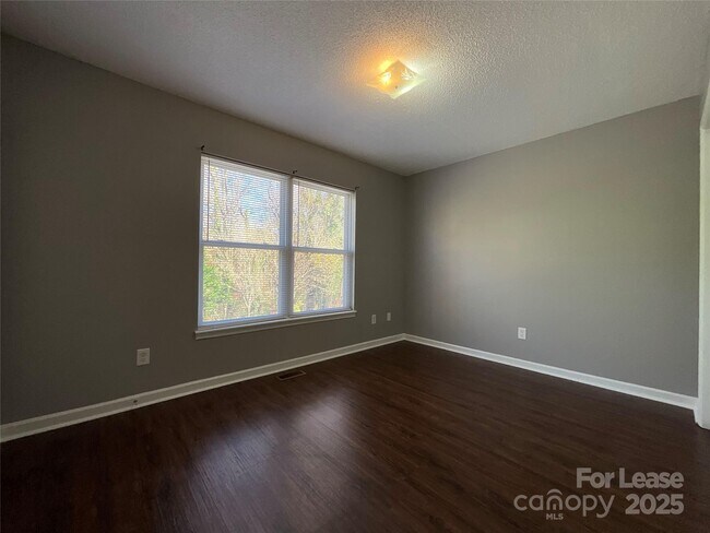 Building Photo - 1520 N Main Ave