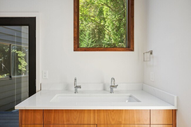 Building Photo - Stunning 3,146 Sq. Ft. Olympia Waterfront ...