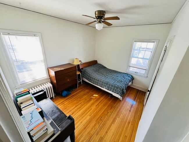 Bed room with closet - 3956 42nd Ave S